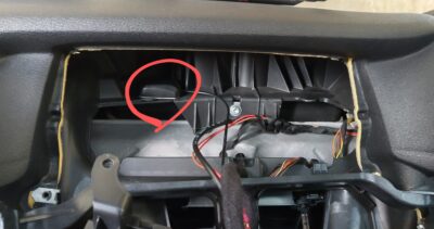 GPS antenna placement inside the dashboard, marked with a red circle