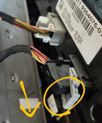 Lever-lock connector on the back of the climate control panel, lock released