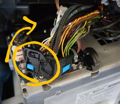 Factory quick-lock connector on the back of the head unit