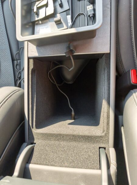 Lifting the tray reveals the deep space underneath is still accessible