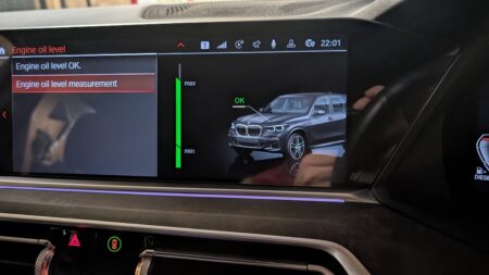 iDrive showing Engine oil level OK with a green bar