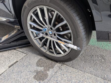 Torque wrench on the wheel bolts of the 20-inch wheel