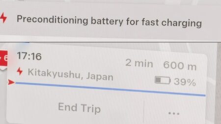 Two navigation screens, battery preconditioning for fast charging, Kitakyushu 600 m away at 39 percent