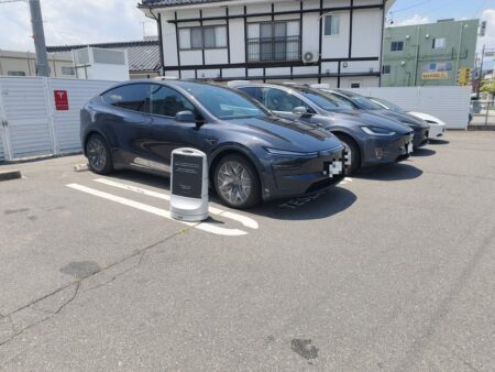 Teslas lined up in the Matsumoto Supercharger bays