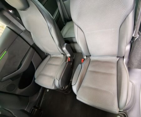 Seat cover fitted to a Model YL second-row captain's chair