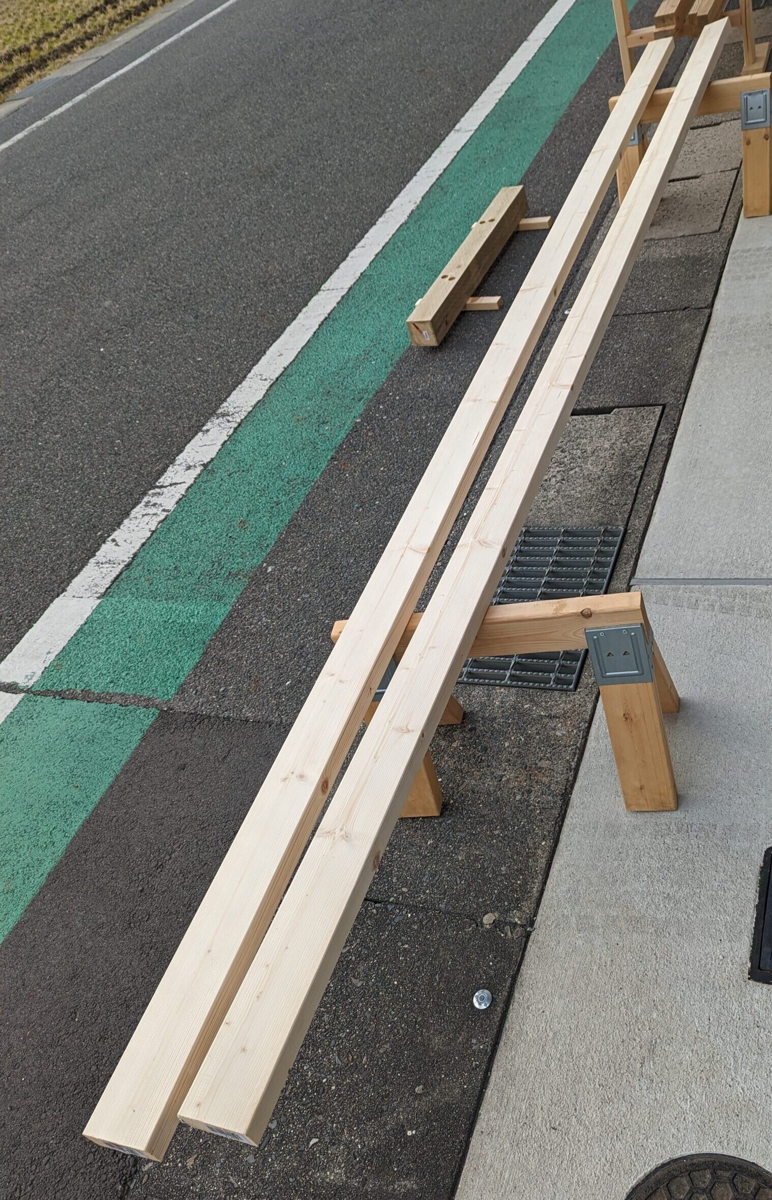 間口のスパンに合わせてカットされた2x8材
