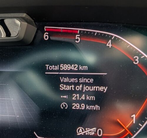 車検当日のBMW X5の走行距離メーター（58942km）
