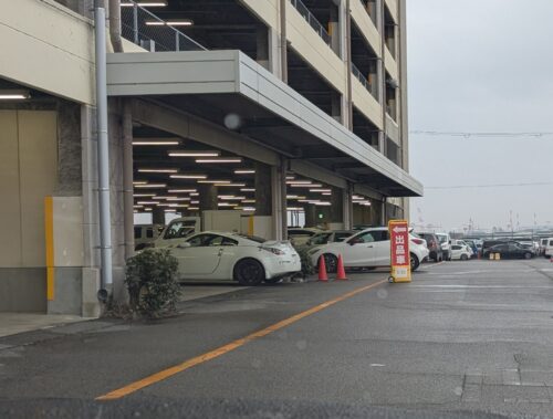 出品車の案内表示と立体駐車場