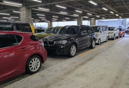 オートオークション会場で出品車の列に並ぶBMW F25 X3