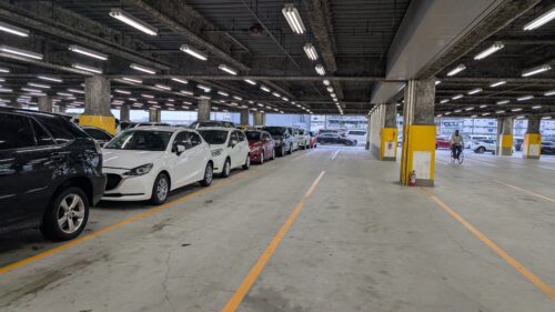 オートオークション会場の立体駐車場に並ぶ出品車