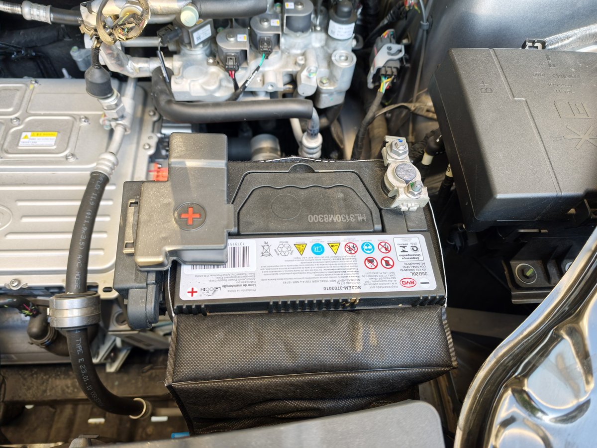 BYD ATTO3のエンジンルームに載る12Vバッテリー、型番38B20L