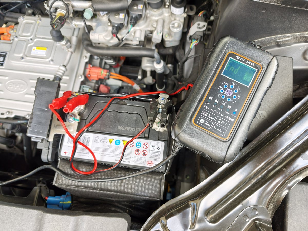充電完了を示す「End」表示の充電器画面
