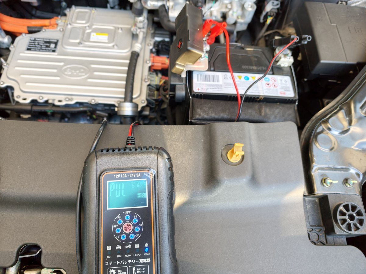 パルス充電モードで作動中の充電器と12Vバッテリー。画面はPUL表示