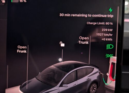スーパーチャージャーで充電中の画面。229kWで急速充電