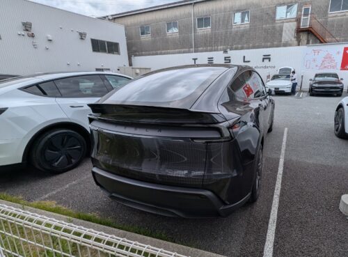 テスラ店舗の駐車場に並ぶモデルYL（リア）