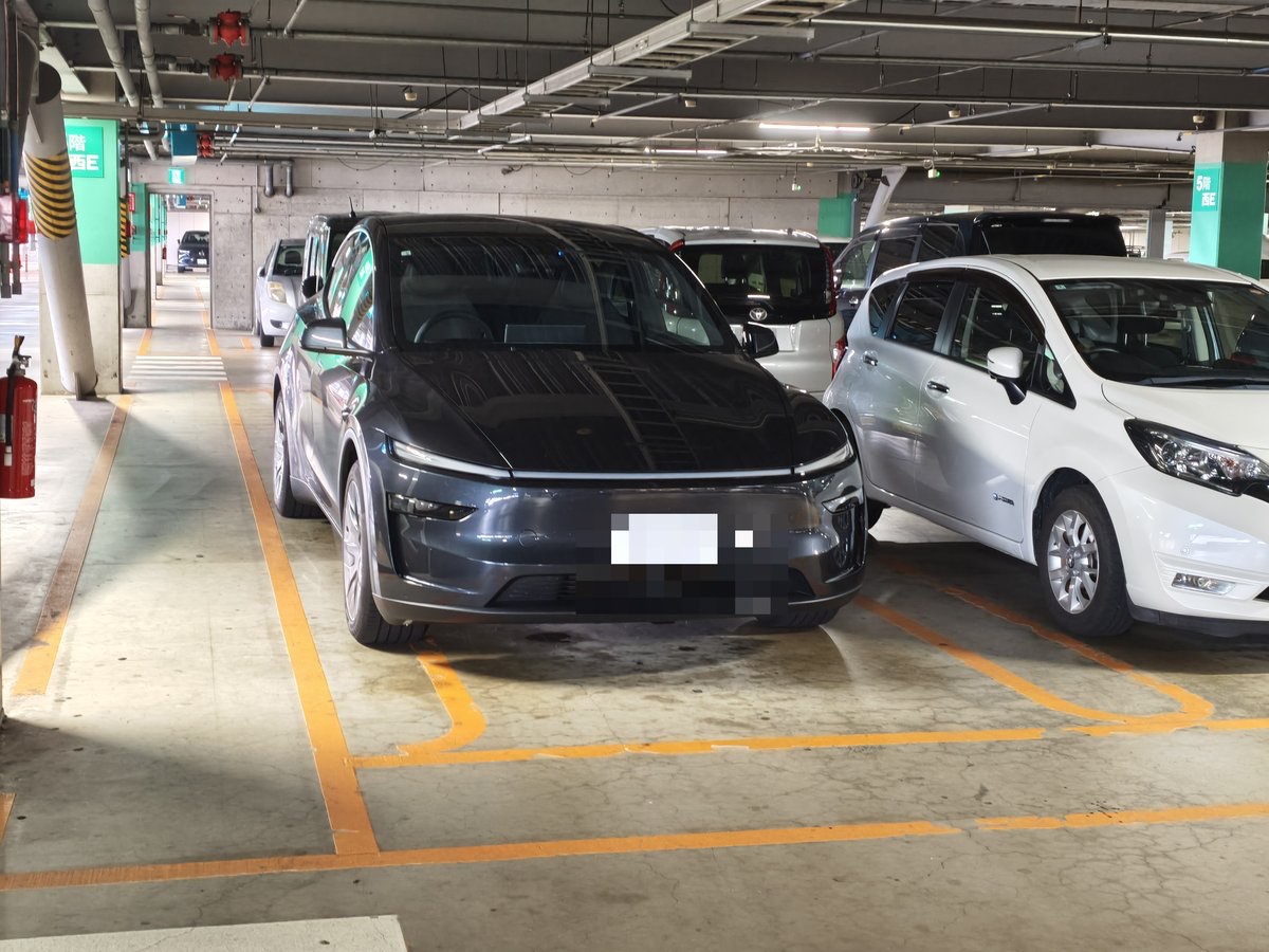 イオンモール立体駐車場に停めたModel YL