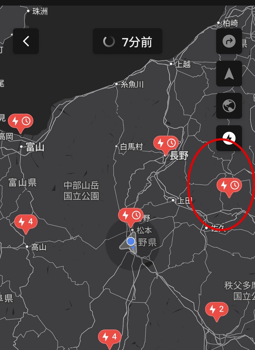 Teslaアプリの地図画面。赤丸の軽井沢スーパーチャージャーにはすでに混雑マーク