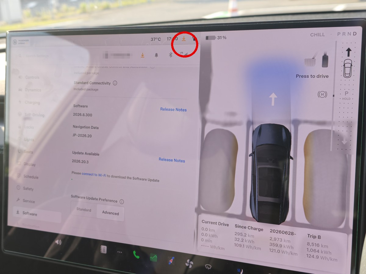 Model YLの画面上部に表示されたアップデート通知の黄色い下矢印（赤丸部分）