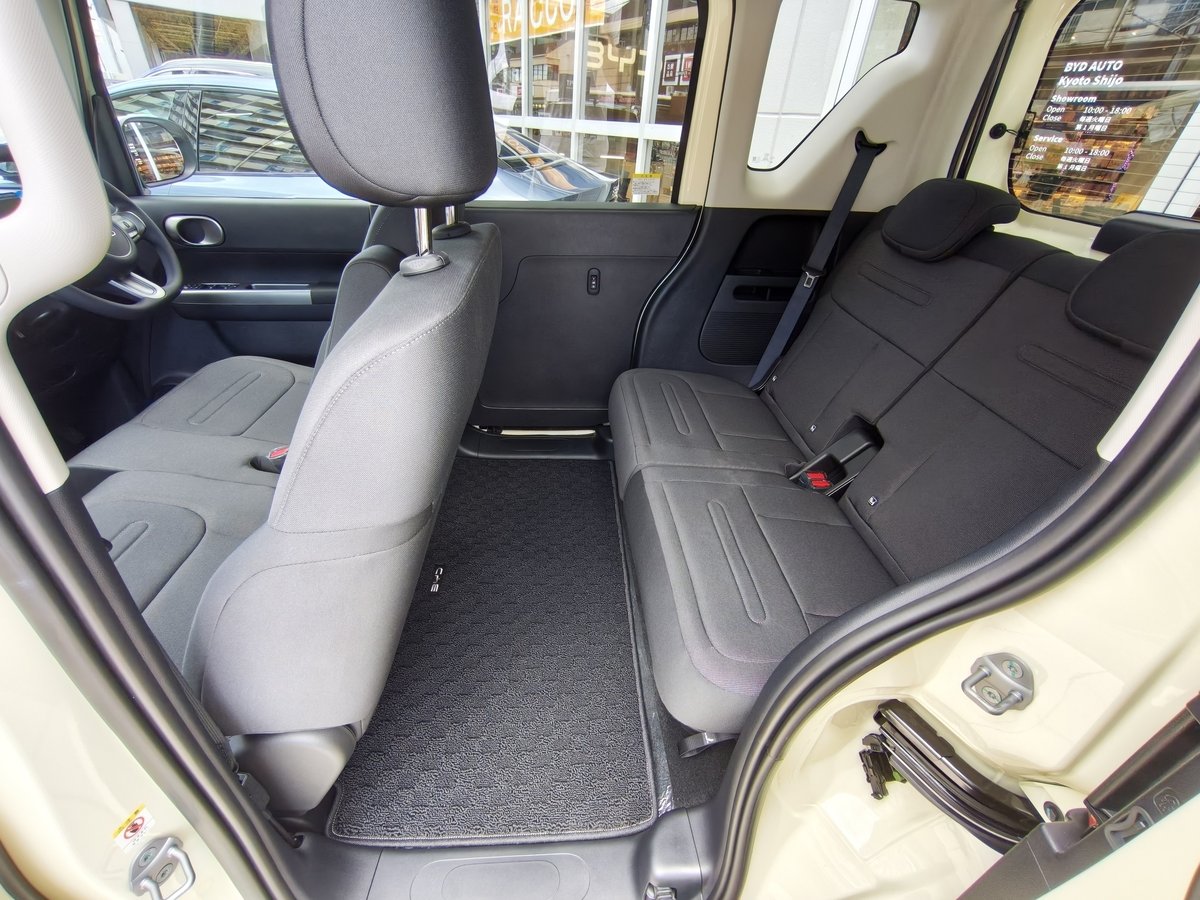 BYD RACCOのリアシート。足元がフラットで広い