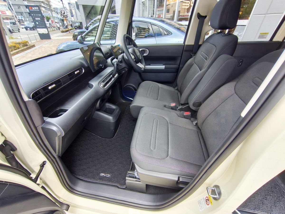 BYD RACCOのフロント側の運転席まわり