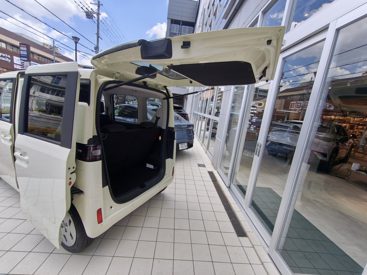 BYD RACCOのバックドアを開けた状態。ハッチが高く跳ね上がる
