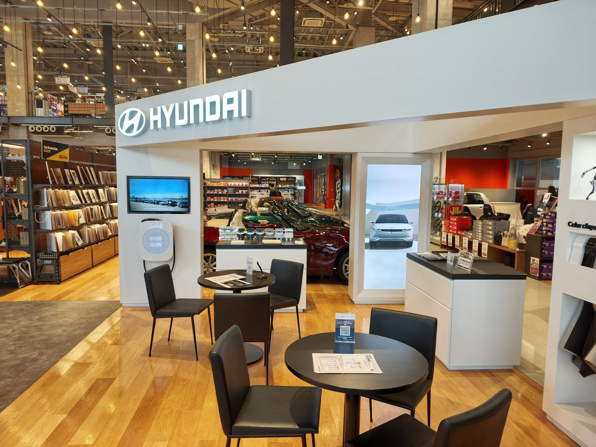 オートバックス店内のヒョンデの店舗。ブースの奥に展示車が並ぶ