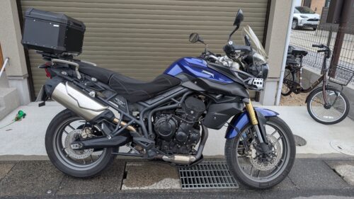 自宅前に停めたトライアンフ タイガー800
