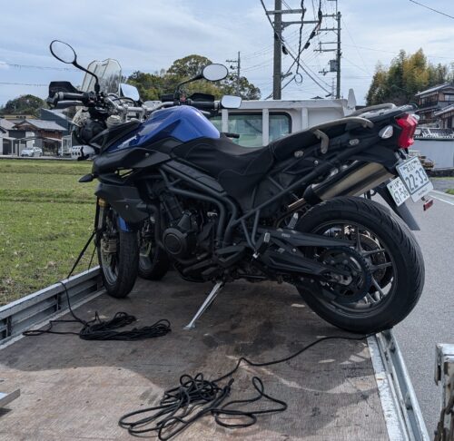 積載車に載せられていくタイガー800