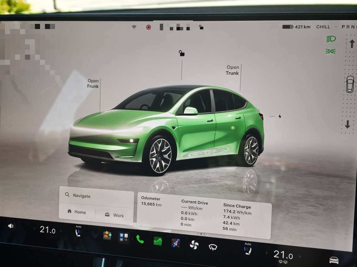 モデルYLの車内ディスプレイ。朝の出発時点で航続421km、オドメーターは15,665km