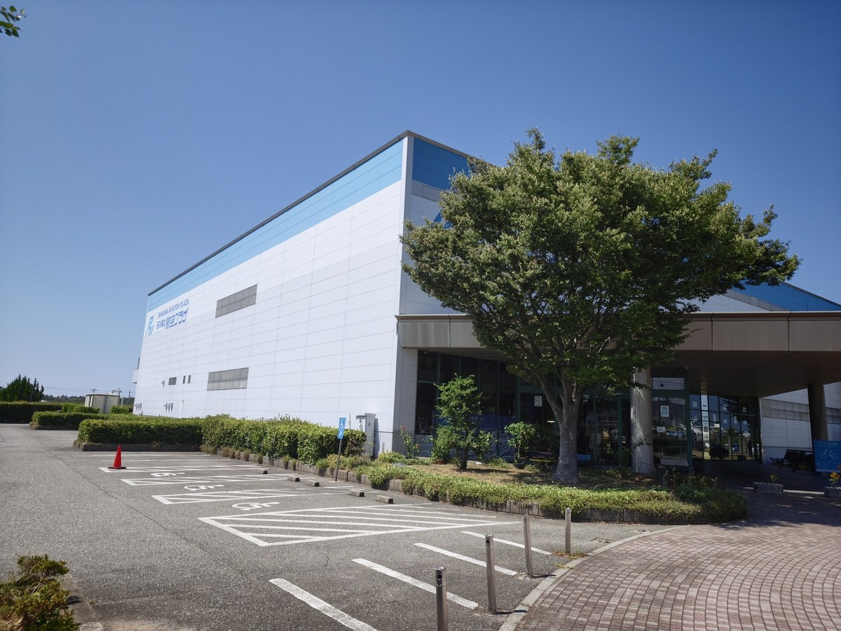 石川県立航空プラザの外観。青と白の大きな建物