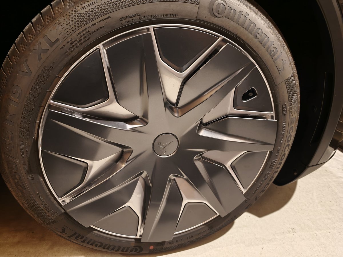 モデルYL純正19インチホイール（ホイールカバー装着状態）