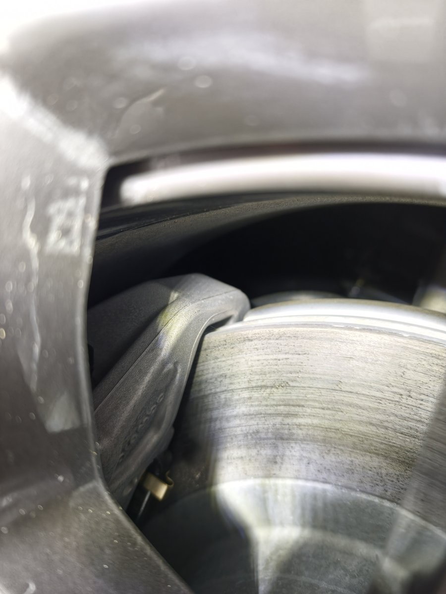 モデルYLのホイール内側から見たブレーキローターとキャリパー