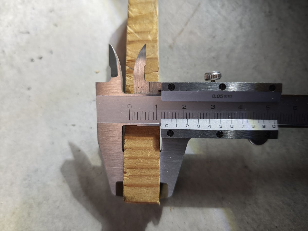 入った木片の厚みをノギスで実測すると13.5mm