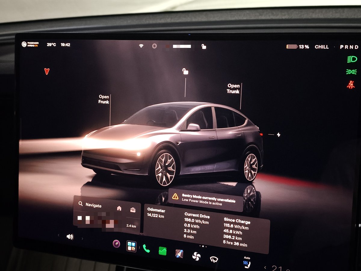 モデルYLの車内ディスプレイ。外気温29℃、バッテリー残量13%、低電力モードの警告が出ている