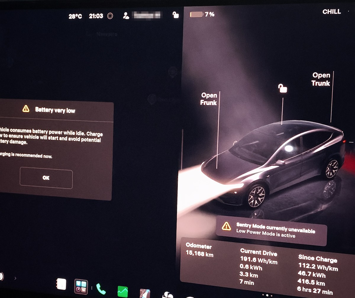 モデルYLの車内ディスプレイ。外気温28℃、バッテリー残量7%、Battery very lowの警告が出ている