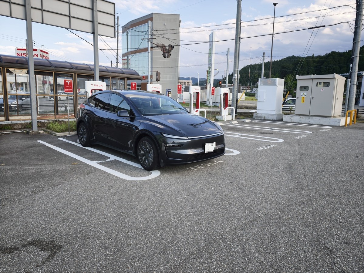 スーパーチャージャーに停めて充電しているところ