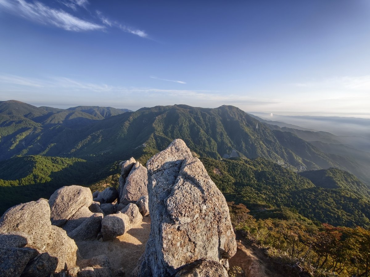 鎌ヶ岳山頂から見た鈴鹿山脈の稜線