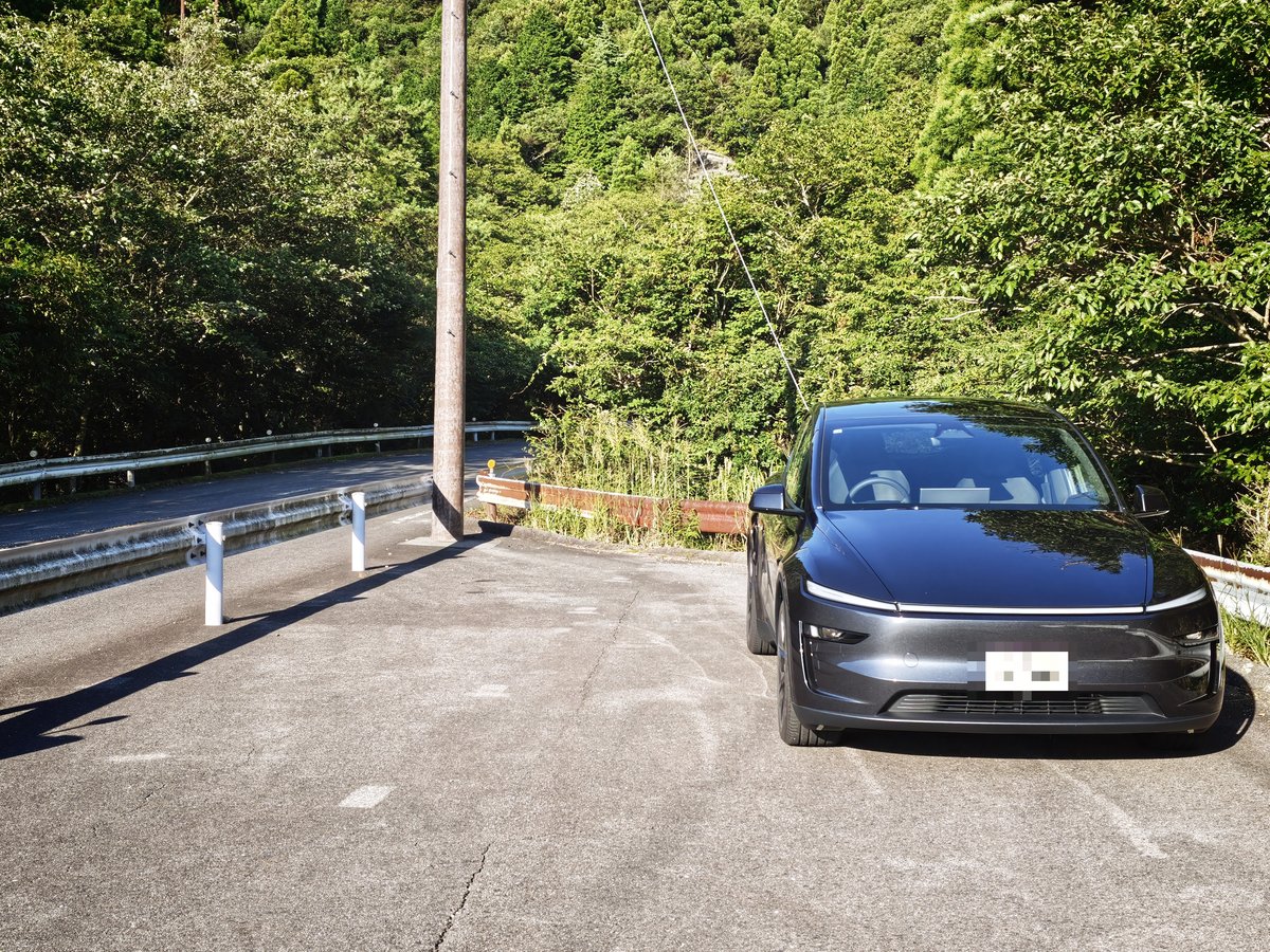 駐車場に戻ってきたモデルYL。朝の光が当たっている