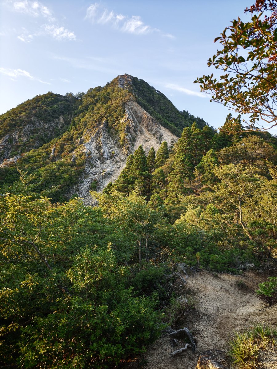 木々の切れ間から見えた鎌ヶ岳の白い岩肌