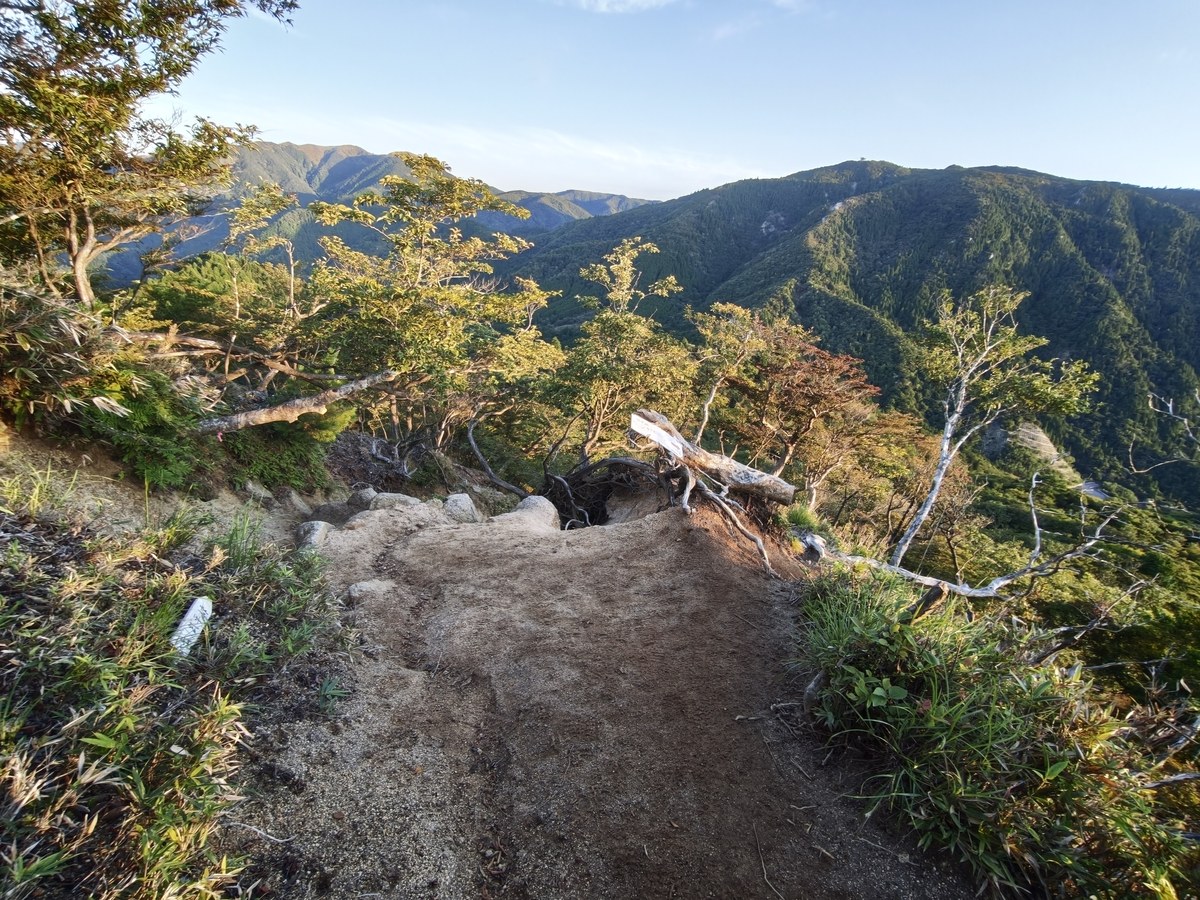 5時51分、視界が開けて遠くの山並みと青空が見えた