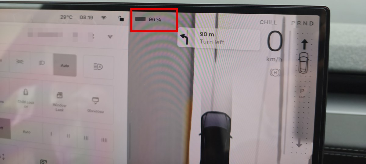 出発時のModel YLのセンターディスプレイ。赤枠がバッテリー残量96%の表示