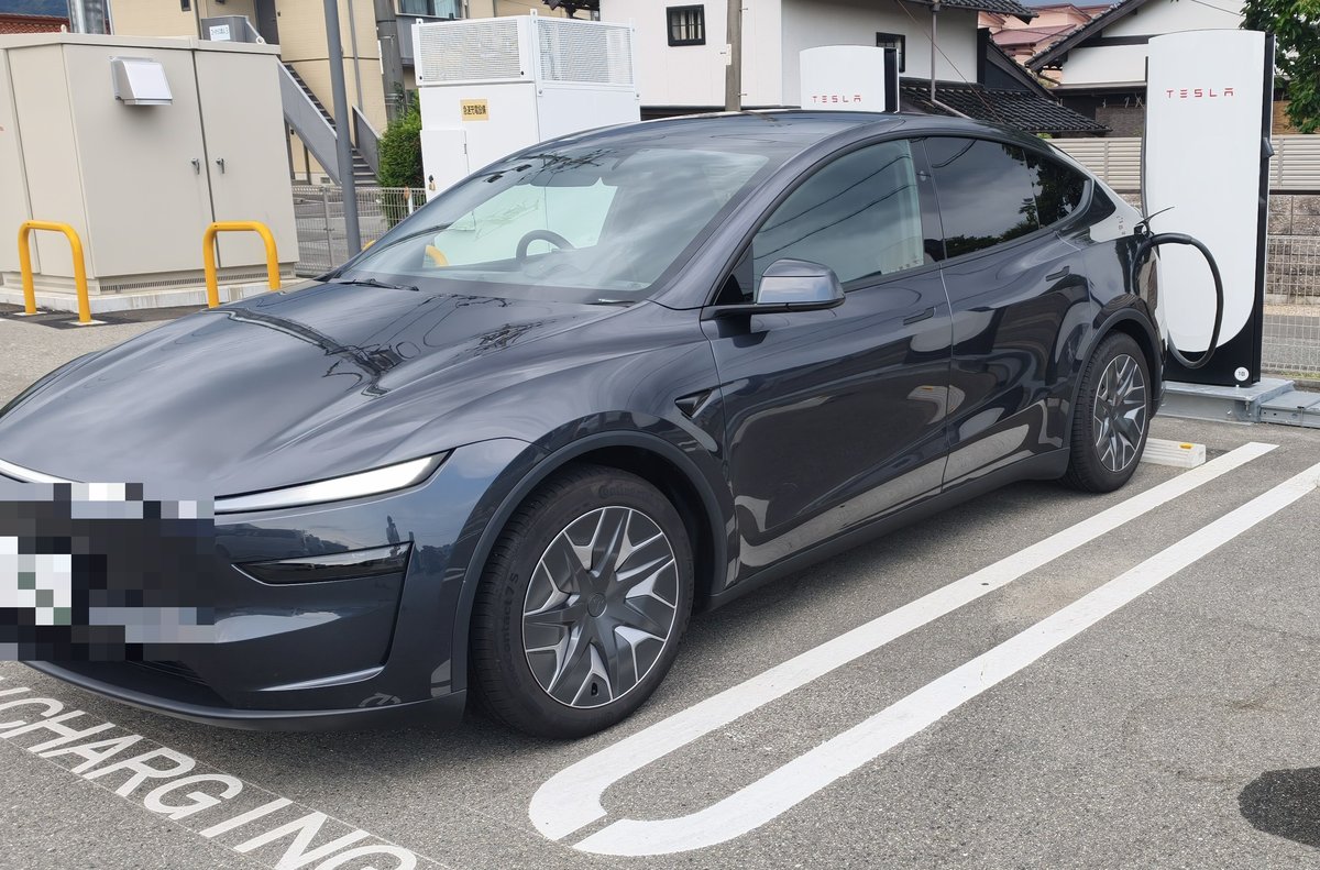 山口スーパーチャージャーで充電中のテスラ Model YL