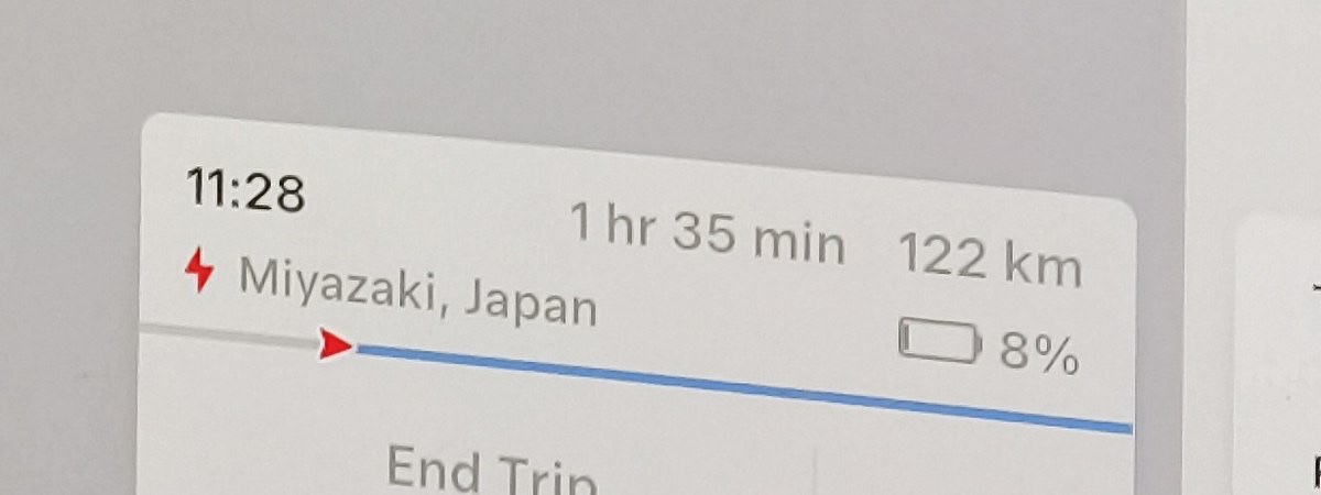走行中のModel YLのナビ。宮崎スーパーチャージャーに11:28着、到着時の残量8%の予測