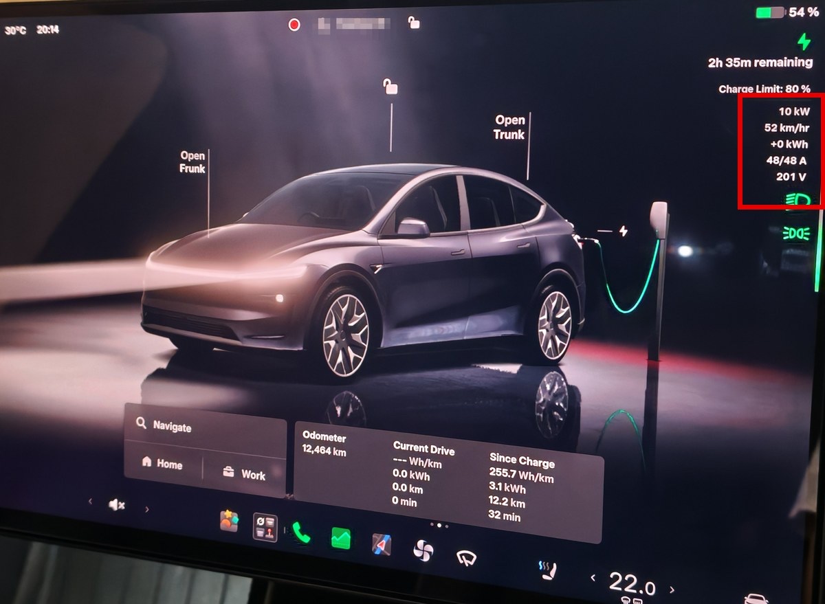 充電開始直後のModel YLの車載画面。赤枠が10kW、48/48A、201Vの表示