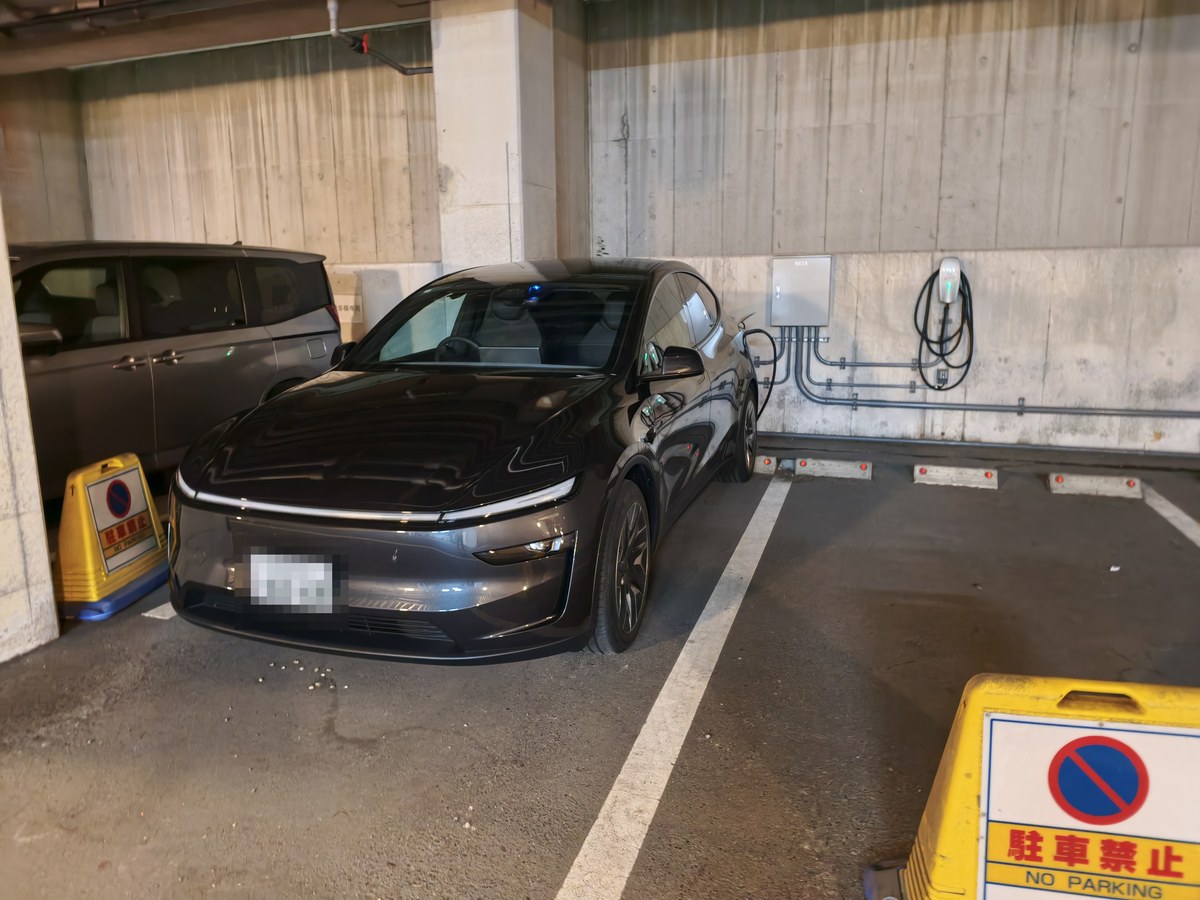 ホテルの駐車場に停めて充電中のテスラ Model YL