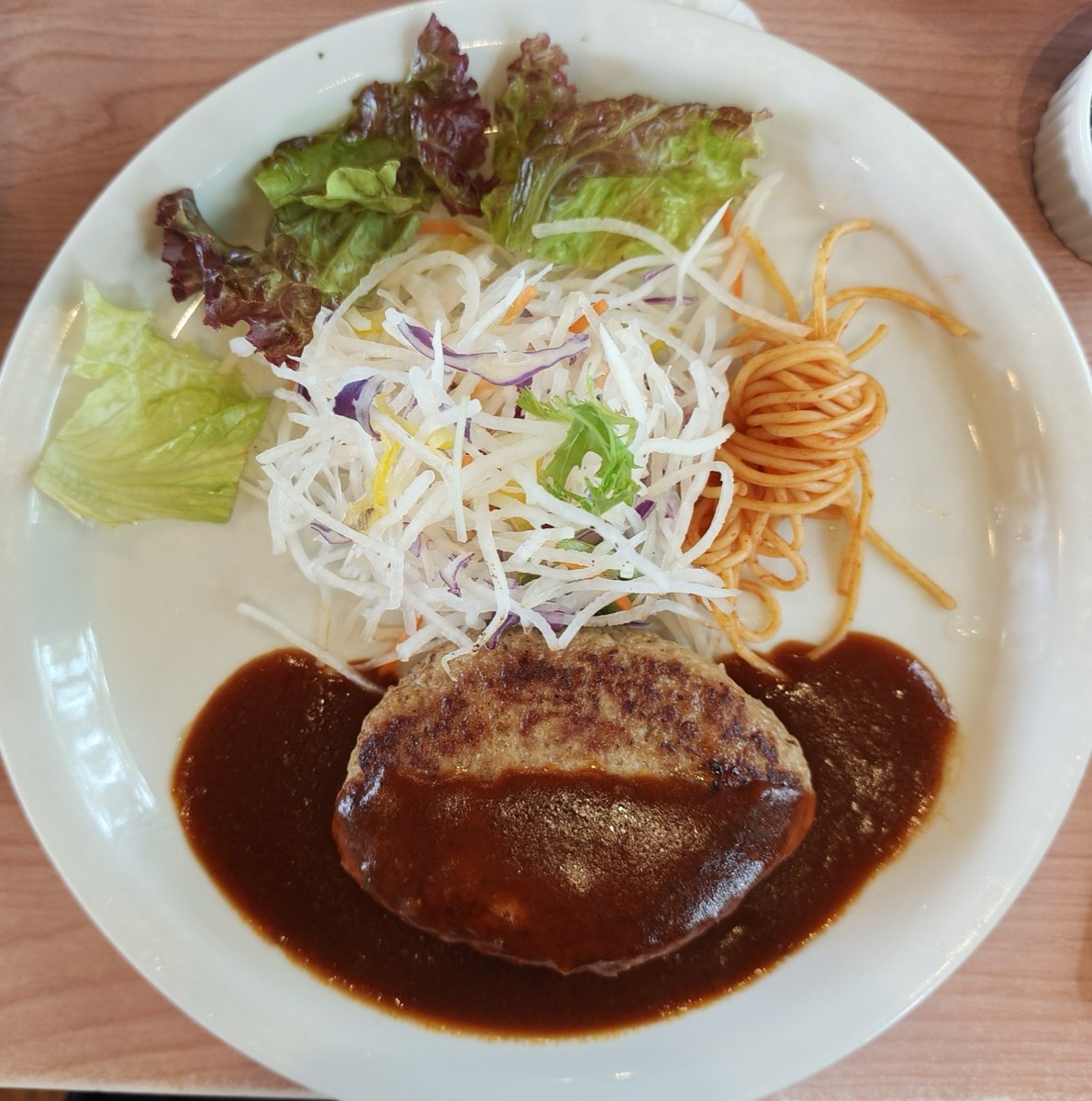 デミグラスソースのハンバーグとパスタのワンプレート