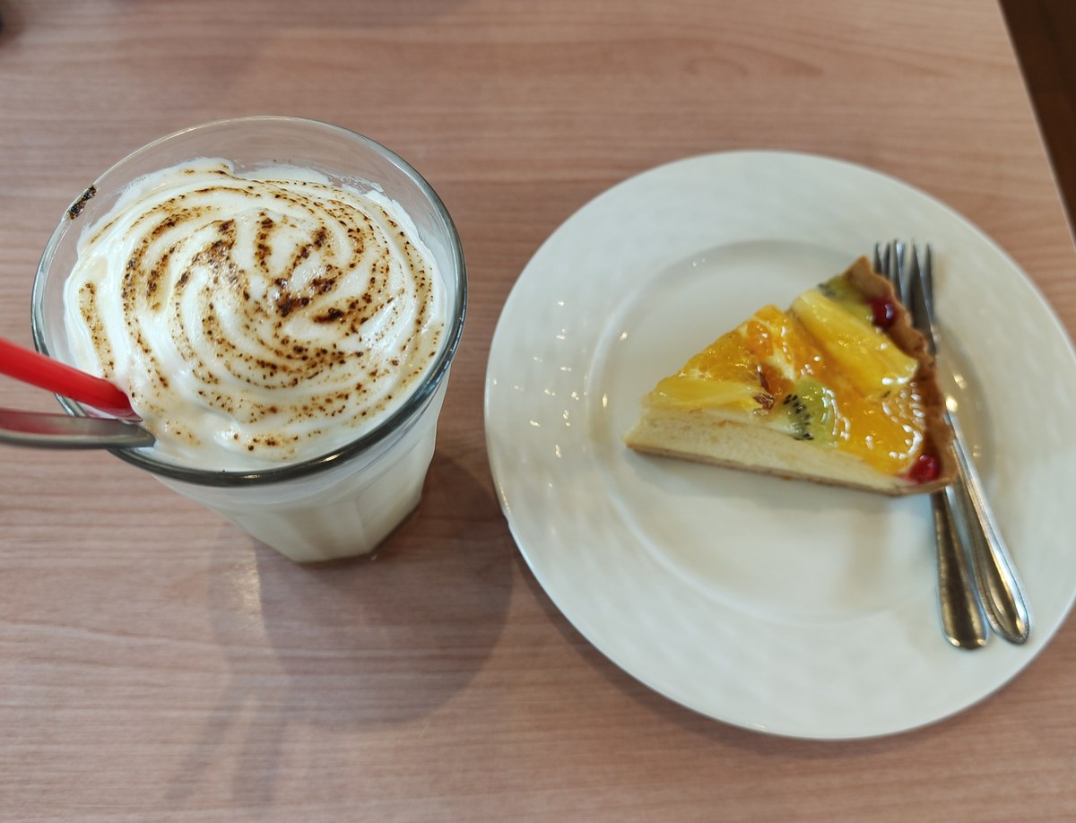 食後のドリンクとタルト