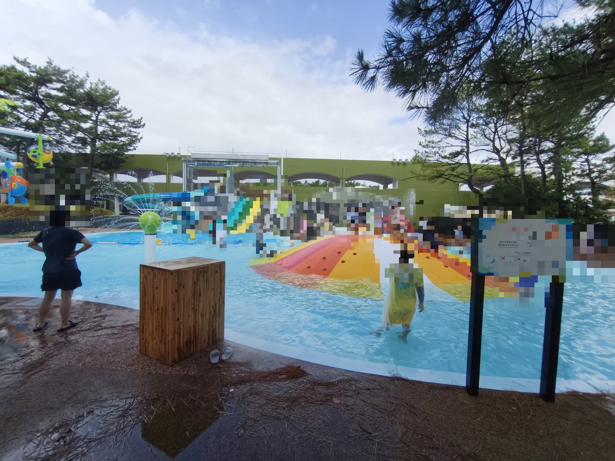 カラフルなスライダーのある浅いプール