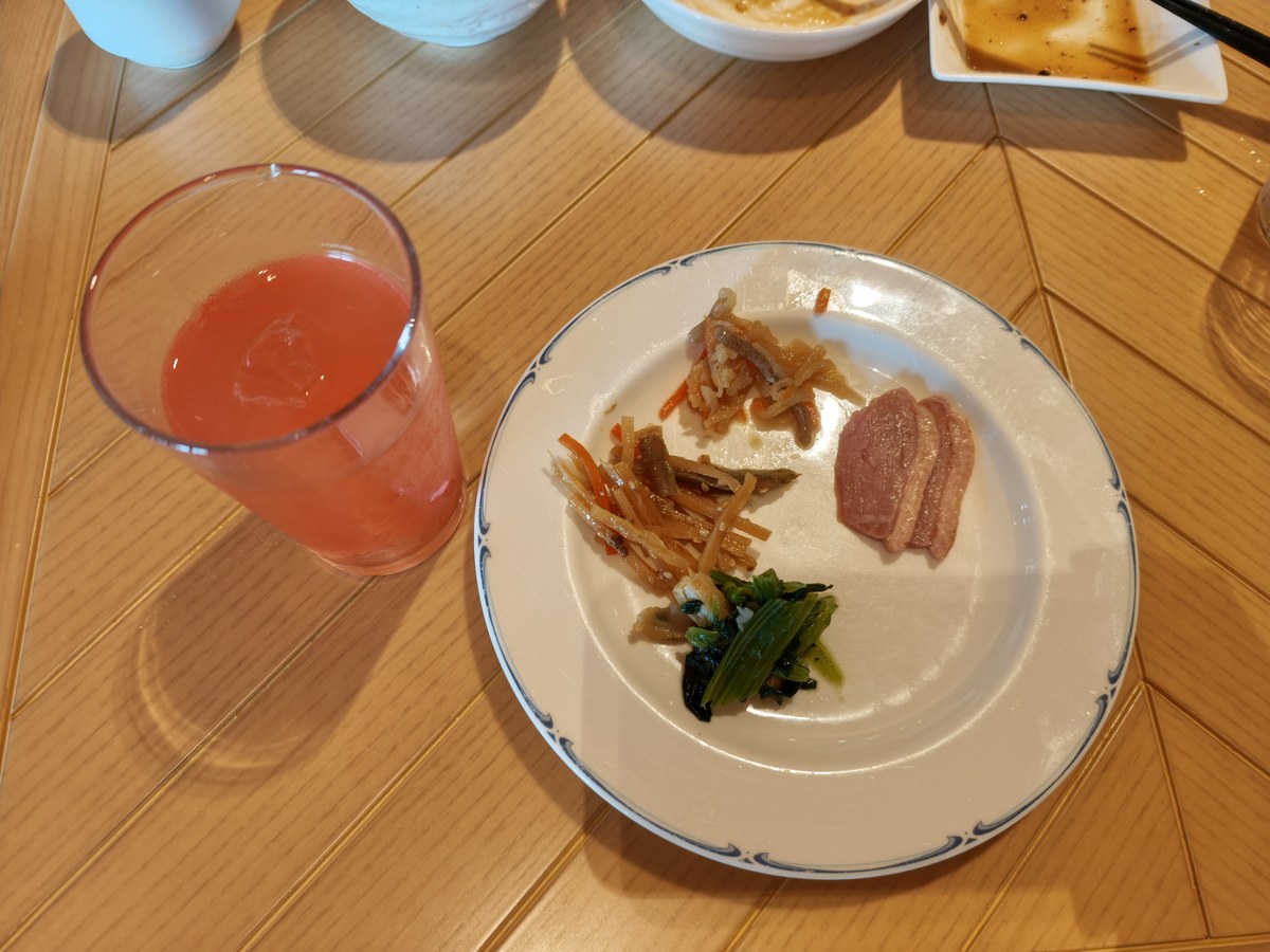 ドリンクと前菜の皿