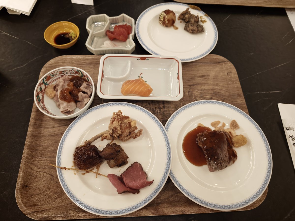 取り分けた皿。ローストビーフと肉料理、前菜